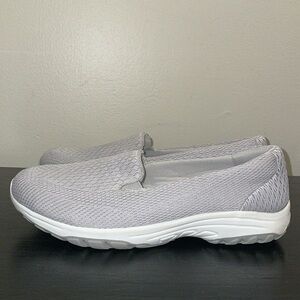 SKECHERS - WOMENS RELAXED FIT: REGGAE FEST - WILLOWS SLIP-ON SHOES.  SIZE. 9.5